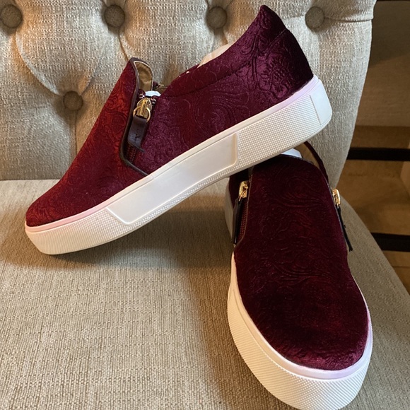 Volatile Women's NWT Burgundy Velvet Slip On Loafers - Size 7 - Picture 10 of 16